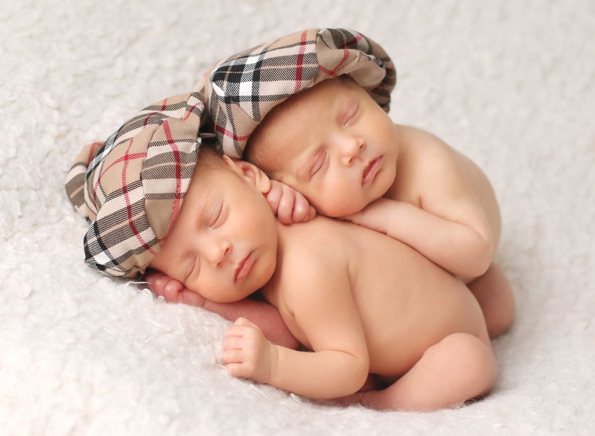 Čistá fotografie novorozených dvojčátek v čepičkách  | © Fotoprome.cz